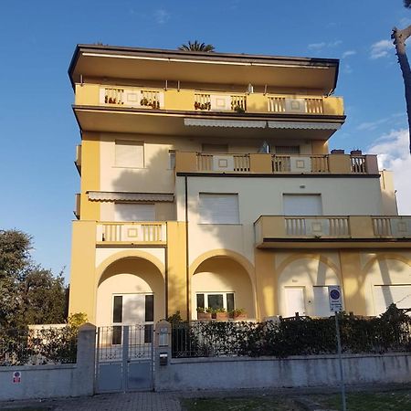 Apartamento Vittoria Marina Di Pietrasanta Luaran gambar
